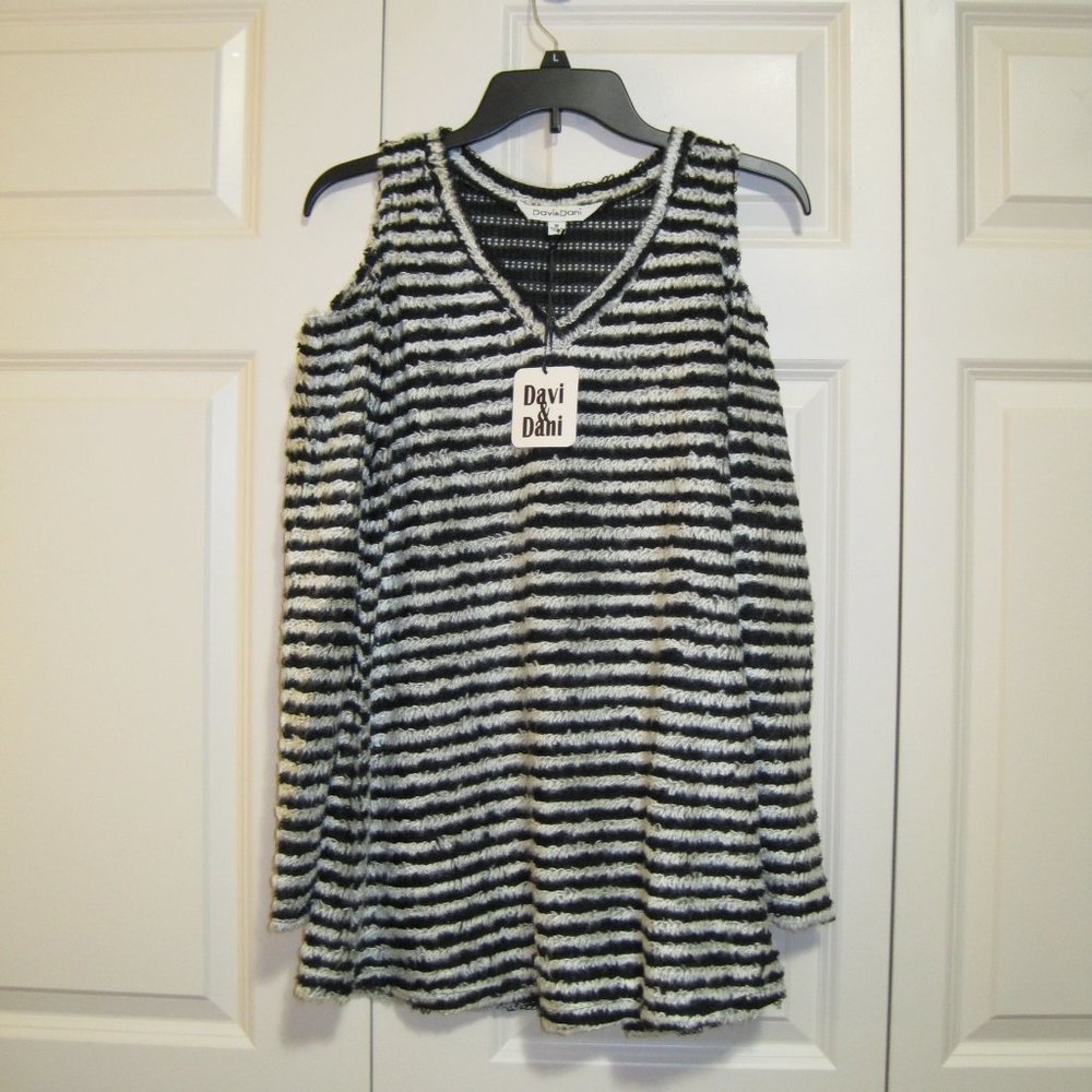 *last one* Davi&Dani cold shoulder sweater sz M